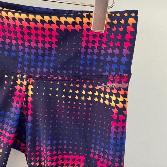 Brooks Greenlight Capri Tights Leggings in Sunset Maze size small - Picture 3 of 12